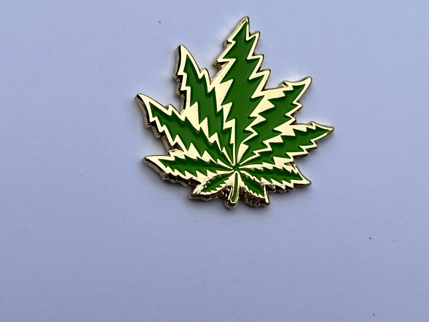 Gold Pot Leaf GD Bolt Leaves Pin