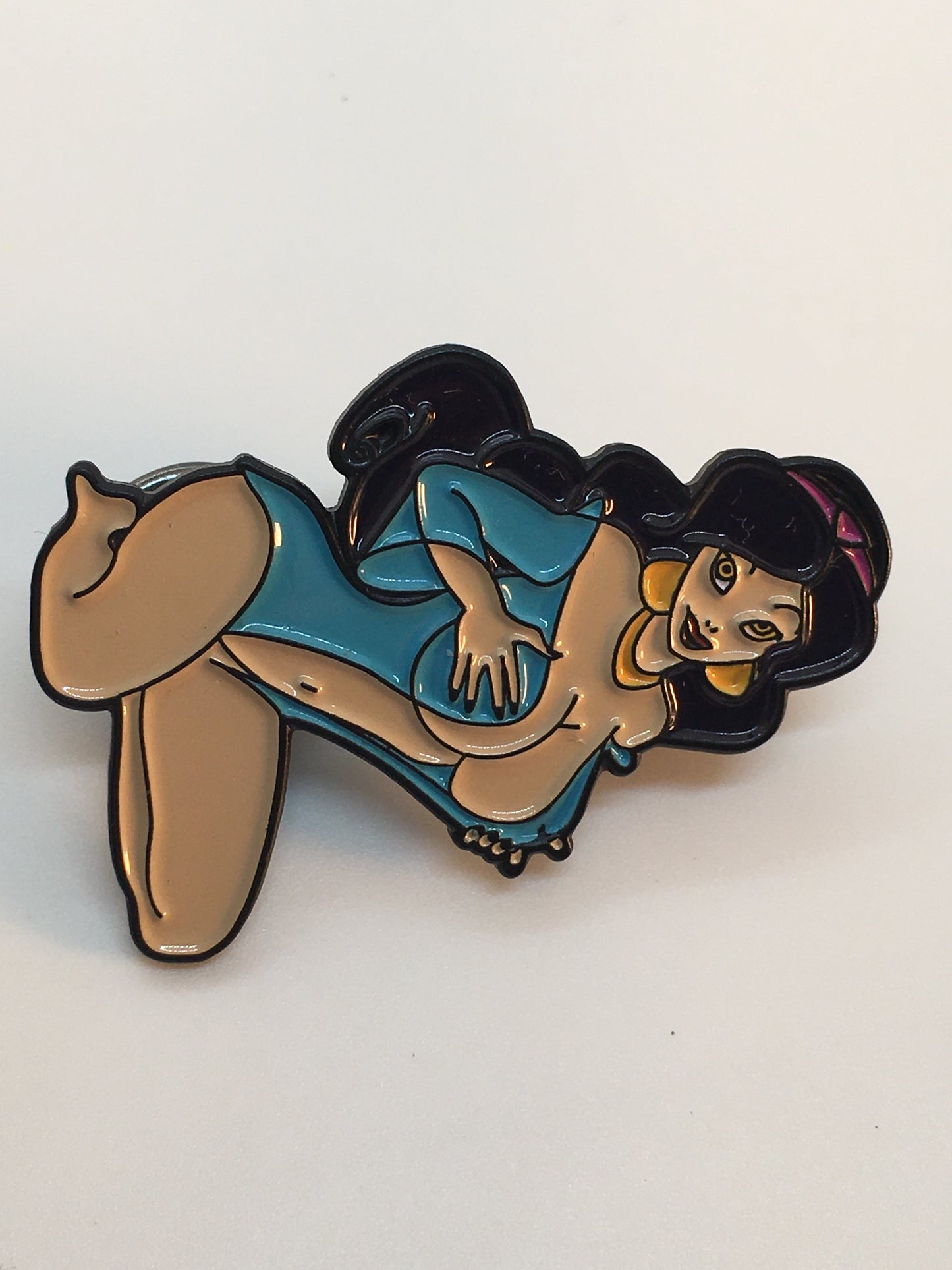 Jasmine Cleavage Pin